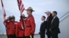 Președintele SUA, Donald Trump, coboară din Air Force One la sosirea pe Aeroportul Internațional Calgary, înainte de începerea summitului G7 din Calgary, Alberta, Canada, pe 15 iunie 2025.