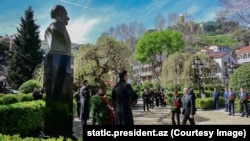 Ильхам Алиев вместе с супругой у памятника Гейдара Алиева в Тбилиси, 6 апреля