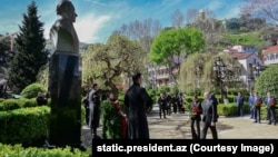 Prezident İlham Əliyev xanımı ilə birlikdə Tbilisidə atası Heydər Əliyevin büstünü ziyarət edir. 6 aprel, 2026-cı il