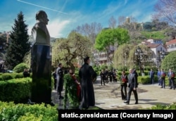 ილჰამ ალიევი მეუღლესთან ერთად მამის, ჰეიდარ ალიევის ძეგლთან თბილისში, 6 აპრილი