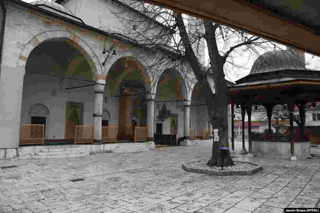 Pogled na harem Gazi Husrev-begove džamije u Sarajevu.