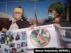 Женщины протестуют перед консульством Китая в Алматы, требуя освободить своих родственников в Китае. Полицейские перекрывают улицу, ведущую к консульству. 19 марта 2021 года.