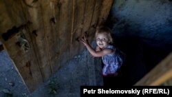 Девочка в бомбоубежище в Донецке