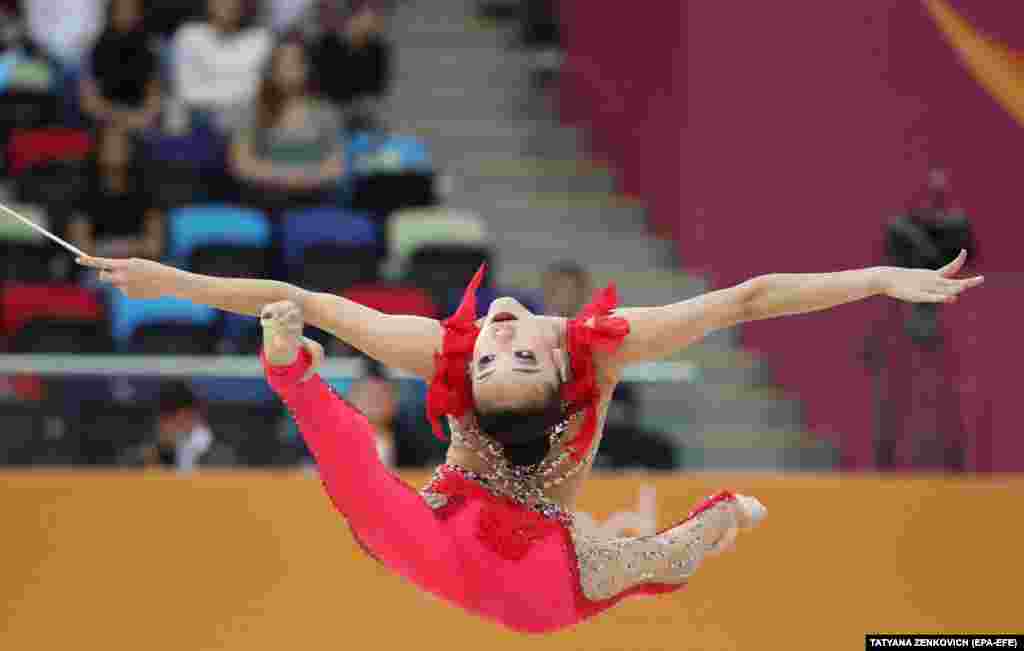 Sumire Kita of Japan performs during the Rhythmic Gymnastics World Championships in the Azerbaijani capital, Baku. (epa-EFE/Tatyana Zenkovich)