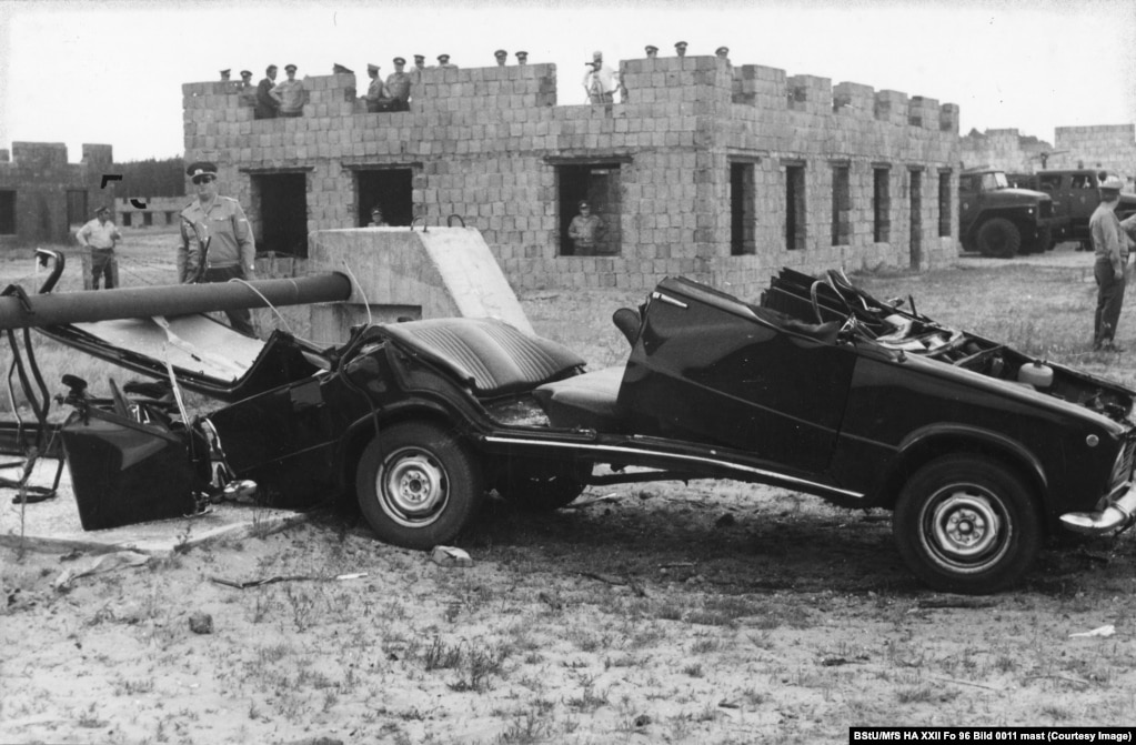 Pasojat e nga testimi i pengesave në objektin sekret të Gjermanisë Lindore. Kreu i kërkimit në Fondacionin e Murit të Berlinit, dr. Gerhard Salter, i tha Radios Evropa e Lirë se këto foto janë bërë në një vend në Gjermaninë Lindore të mbështetur nga sovjetikët, i cili vazhdon të mbetet sekret edhe sot e kësaj dite. &quot;Ne kemi skedarë nga Arkivat Federale që përmendin [vendet e testimit], por nuk dimë asgjë më shumë rreth tyre&quot;, tha ai. &nbsp;