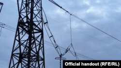 Imagine difuzată online de ministrul moldovean al Energiei, Dorin Junghietu, înfățișând un pilon din Ucraina al liniei de înaltă tensiune Isaccea-Vulcănești, avariat de lovitura unei drone rusești pe 23 martie 2026