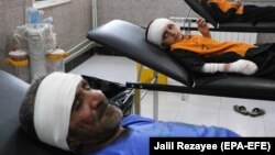 شماری از افراد ملکی که در حملات هوایی نیروهای افغان در هرات زخمی شده اند. 22 July 2020