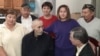 Арон Атабек (второй слева) дома после освобождения из тюрьмы, 1 октября 2021 года