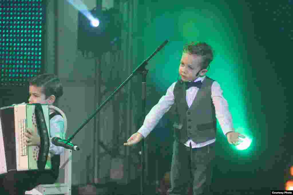 Баянда - Ринат Вәлиевның кечкенә улы, җырлый - Гөлназ Сәфәрованың улы Айдан.