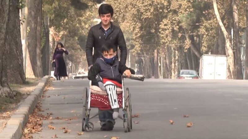 Житель Душанбе с инвалидностью зарабатывает на жизнь и содержит родителей. ВИДЕО