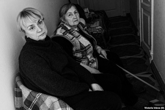 Эта женщина сидит в такой безнадёжной позе, с таким безнадёжным выражением лица…