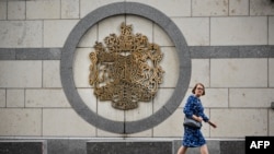 A woman walks outside the British Embassy building in Moscow. (file photo)