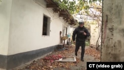 На улице Покровского нужно внимательно смотреть, где в каком брошеном доме какая калитка открыта – чтобы иметь возможность спрятаться в доме в случае угрозы.