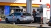 Pe fondul unui nou val al crizei carburanților, prețurile continuă să crească. Atât benzina, cât și motorina au ajuns să coste mai mult de 30 de lei per litru.