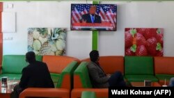 Кабул, Афганістан, 4 листопада: відвідувачі кав’ярні дивляться виступ Дональда Трампа