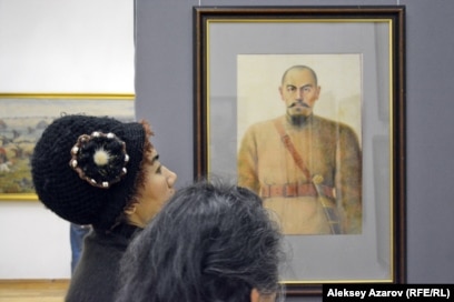 Порно мейрамханадағы үстелдің астын сорып алады