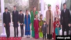 Туркманистон президентининг оиласи пойтахт Ашҳободда овоз беришда қатнашди.