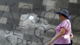 Žena prolazi pored grafita "Kosovo je srce Srbije", Beograd 23. jul 2010.