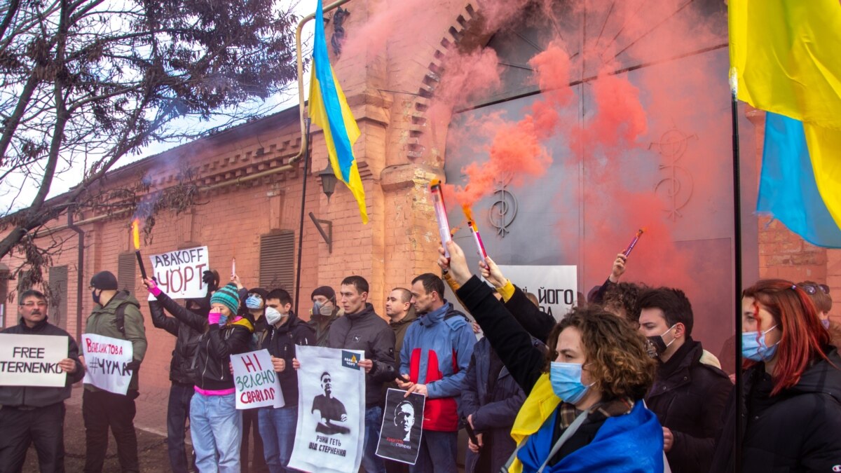 В Одесі Стерненка привітали із днем народження – запалили фаєри під СІЗО