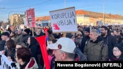 Transparent na kojem piše: "Korupcija ubija" na protestu studenata i građana u Zrenjaninu, u Vojvodini, 9. februar 2025.