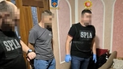 Imagine de la reținerea unui șef al unui sector al Poliției de Frontieră, care ar fi răpit doi ucraineni sosiți ilegal în Moldova și i-ar fi transportat forțat înapoi în Ucraina, peste Nistru.
