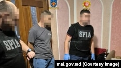 Imagine de la reținerea unui șef al unui sector al Poliției de Frontieră, care ar fi răpit doi ucraineni sosiți ilegal în Moldova și i-ar fi transportat forțat înapoi în Ucraina, peste Nistru.