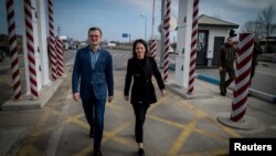 Шефицата на германската дипломатија Аналена Баербок и нејзиниот украински колега Дмитро Кулеба шетаат на граничниот премин Украина-Молдавија во регионот Одеса