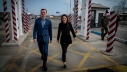 Annalena Baerbock și colegul ei ucrainean Dmitro Kuleba trec granița dintre Ucraina și Moldova, la a doua aniversare a invaziei rusești. Ministra de Externe germană este unul din politicienii UE cei mai activi în promovarea continuării extinderii.