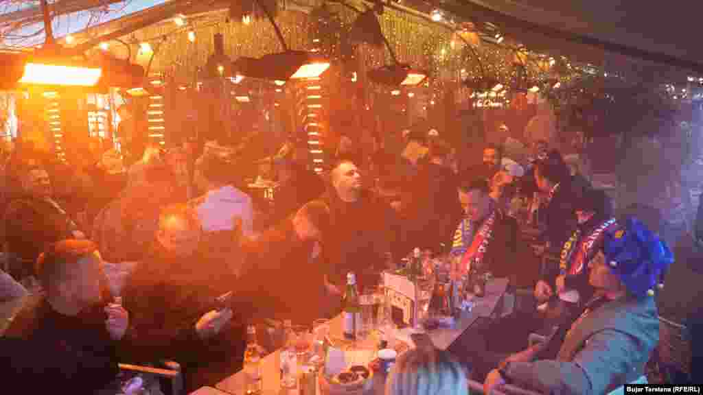 Tifozë duke pirë në një kafene në Prishtinë, në prag të ndeshjes vendimtare mes Kosovës dhe Turqisë për një vend në Kupën e Botës 2026.