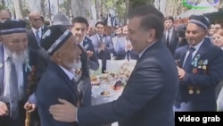 Prezident Mirziyoyev Ikkinchi jahon urushi ishtirokchilari bo‘lgan otaxonlar bilan (arxiv surati)