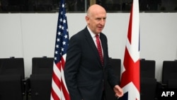 Secretarul britanic al Apărării, John Healey, sosește la reuniunea Grupului de contact pentru apărare al Ucrainei, parte a reuniunii summitului miniștrilor apărării NATO, la sediul NATO din Bruxelles, pe 15 octombrie 2025. 