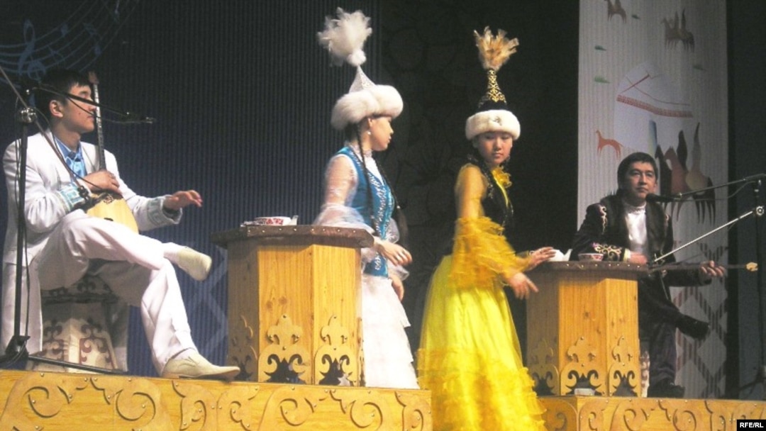 Санкт-Петербургтегі қыздардың юбкасының астында.