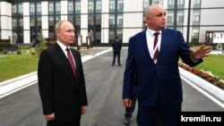 Владимир Путин и Сергей Цивилёв (справа), архивное фото