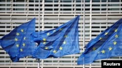 Zastave Evropske unije ispred sedišta Evropske komisije u Briselu, 1. mart 2023.