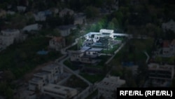 Dvospratna vila je izgrađena na parceli u Beogradu u vlasništvu Eme Radoičić, ali u građevinskom registru Srbije nema prijavljenih radova na toj lokaciji. 