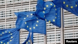 Zastave Evropske unije ispred sedišta Evropske komisije u Briselu, 28. septembar 2022. 