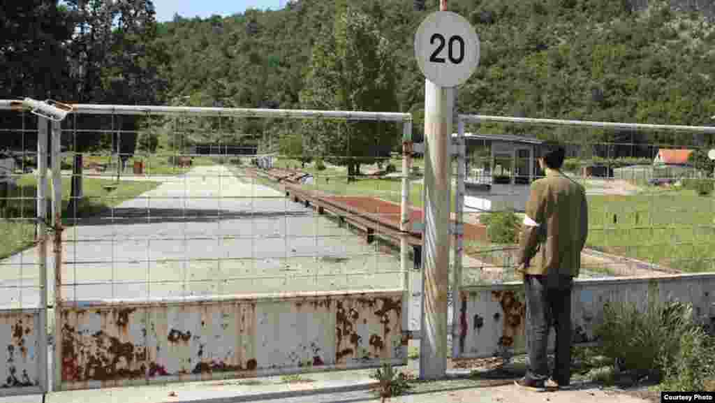 BiH - Prijedorčanin Emir Hodžić, sa bijelom trakom na ruci, obišao je mjesta stradanja civila za koje smatra da ih se na Dan bijelih traka drugi neće sjetiti, 31. maj 2012. 