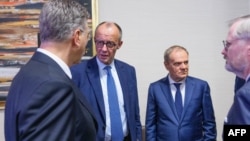 De la stânga la dreapta, premierul croat Andrej Plenkovic, cancelarul german Friedrich Merz, premierul polonez Donald Tusk, și premierul ceh Petr Fiala, stând de vorbă la summit-ul UE-Africa, în Angola, pe 24 noiembrie