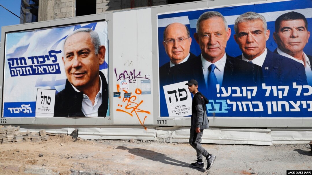 Portretele lui Benjamin Netanyahu și Benny Gantz pe afișele electorale, înainte ca ambii politicieni să revendice victoria în alegeri