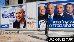 Portretele lui Benjamin Netanyahu și Benny Gantz pe afișele electorale, înainte ca ambii politicieni să revendice victoria în alegeri
