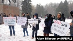 Баш мыйзамды өзгөртүүгө каршы тынчтык жүрүшүнүн катышуучулары.