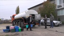 Жители Зеленогорского набирают воду для домашних нужд, декабрь 2020 года