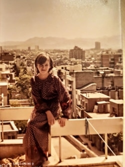 Жанна Голубицкая на балконе тегеранской квартиры