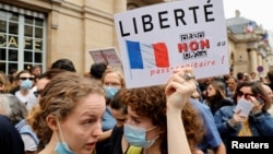 Протест в Париже против новых мер по борьбе с коронавирусом.