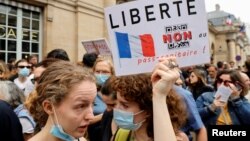 Протест в Париже против новых мер по борьбе с коронавирусом