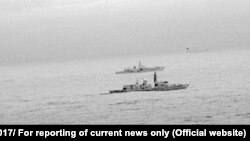 این تصویر، ناوچه سنت آلبانس را در نزدیکی شناور روس نشان می‌دهد/ این تصویر متعلق به ارتش بریتانیا است © Crown copyright