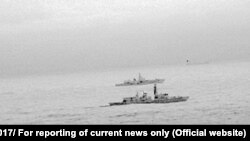 Фрегат Королевского флота HMS St Albans сопровождает российский военный корабль через Северное море