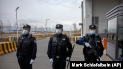 Полицейские за пределами центра для интернированных в Синьцзяне, регионе на северо-западе Китая, 23 апреля 2021 года 