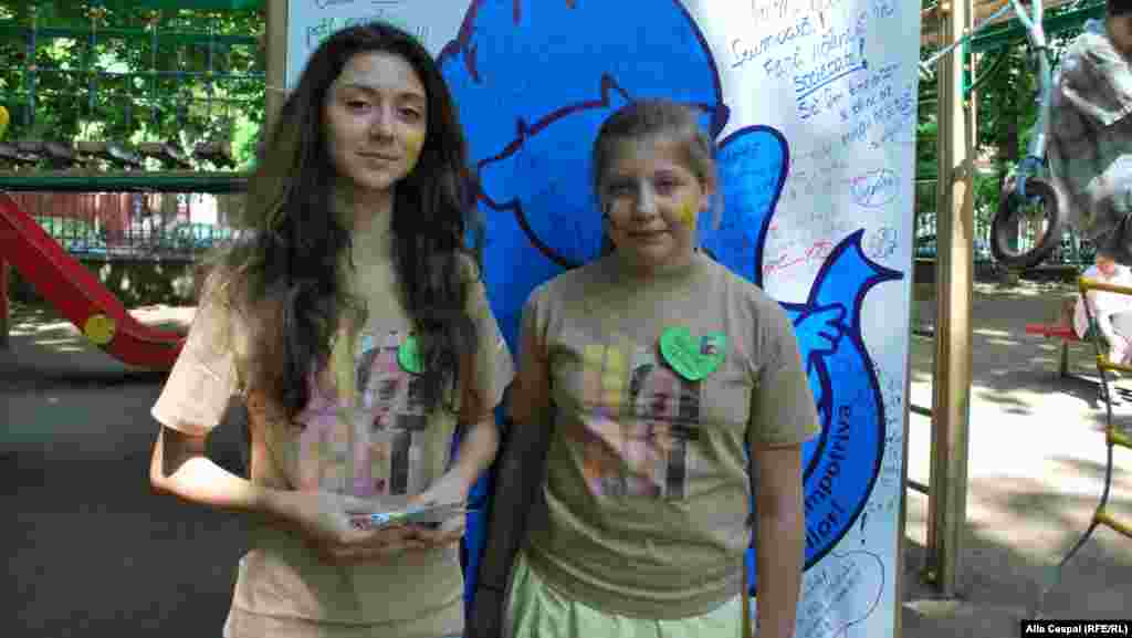 Voluntarii actiunii "Nu tolera violenta impotriva copiilor"