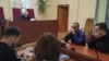 Суд задовольнив клопотання прокурора Спеціалізованої прокуратури щодо старшого лейтенанта, військовослужбовця територіального центру комплектування Сергія Сапановича (на фото – крайній справа)